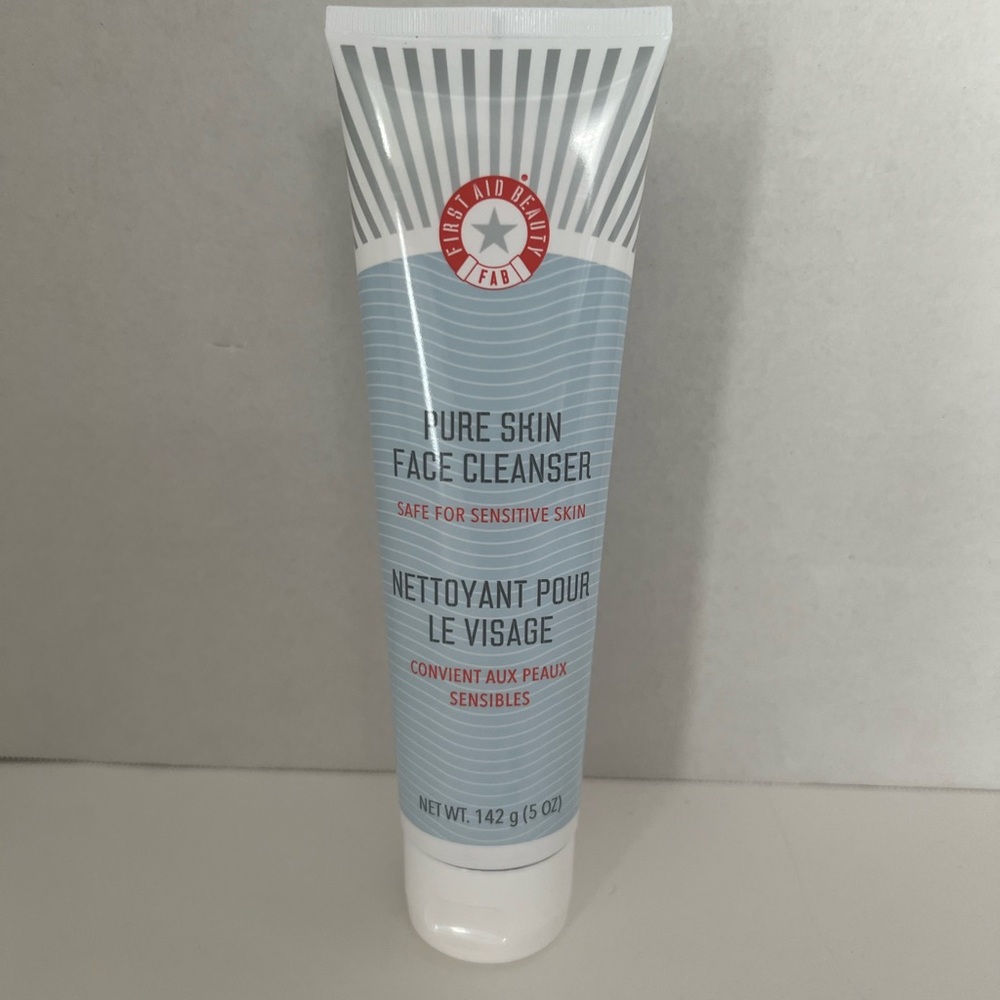 First Aid Beauty Pure Skin Face Cleanser - Blue and White‎